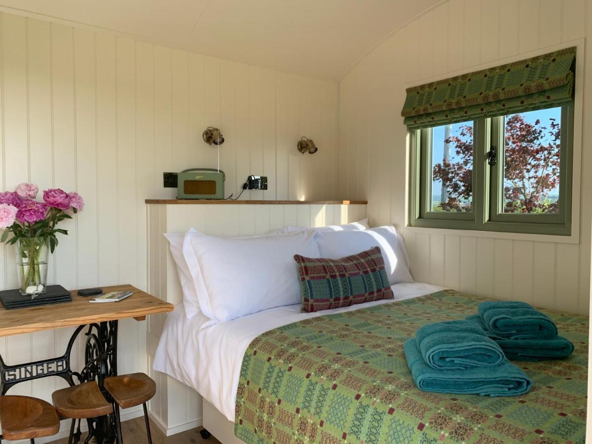 The Woolly Sheep Shepherd Huts Whitland 外观 照片